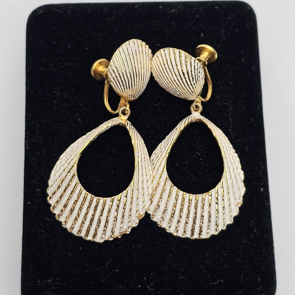 Vintage Screwback Gold Tone White Paint Stacked Sea Shell Drop Earrings - Picture 2 of 12